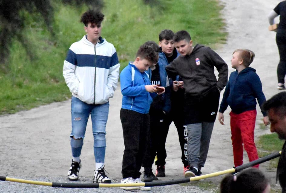 VEČER SLOVAČKIH OBIČAJA U RAJSAVCU: Muškarci izrađivali upotrebne predmete od prirodnih materijala, žene spravljale izvorna jela, a mališani uskrsne ukrase