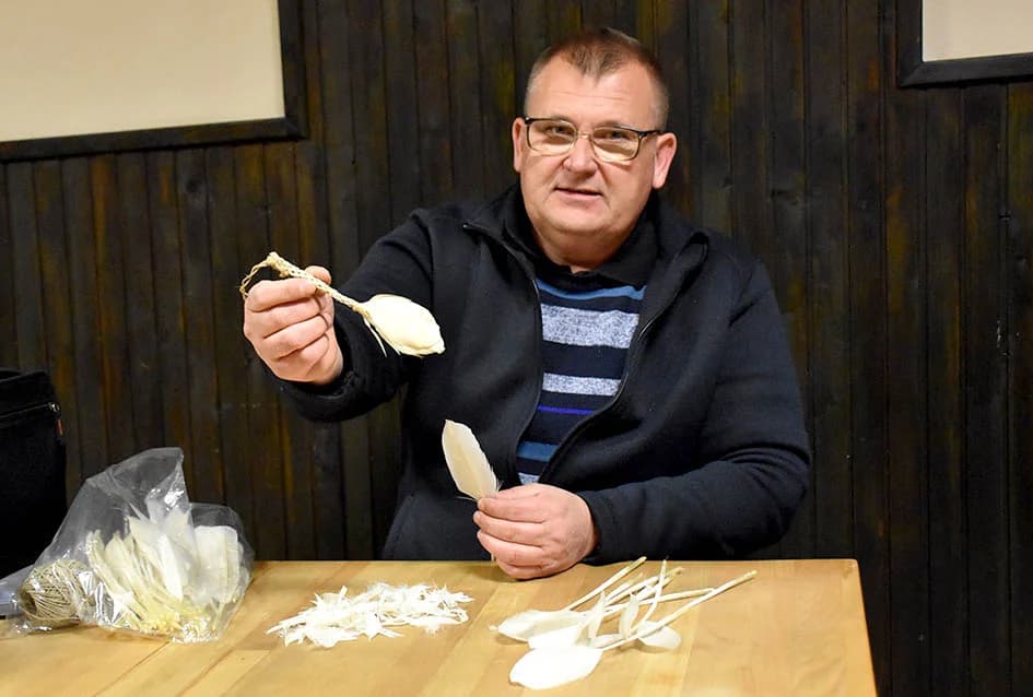 VEČER SLOVAČKIH OBIČAJA U RAJSAVCU: Muškarci izrađivali upotrebne predmete od prirodnih materijala, žene spravljale izvorna jela, a mališani uskrsne ukrase