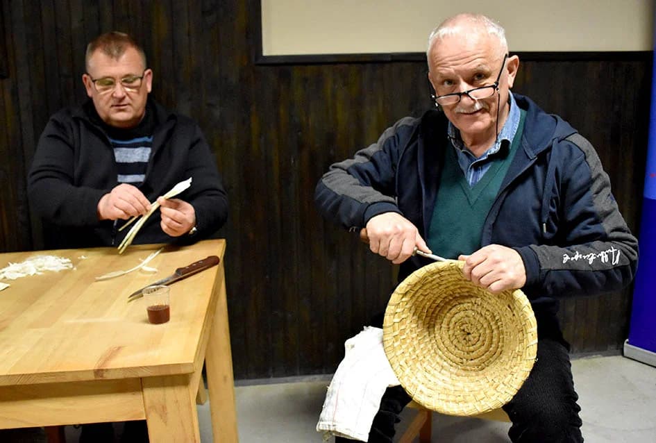 VEČER SLOVAČKIH OBIČAJA U RAJSAVCU: Muškarci izrađivali upotrebne predmete od prirodnih materijala, žene spravljale izvorna jela, a mališani uskrsne ukrase