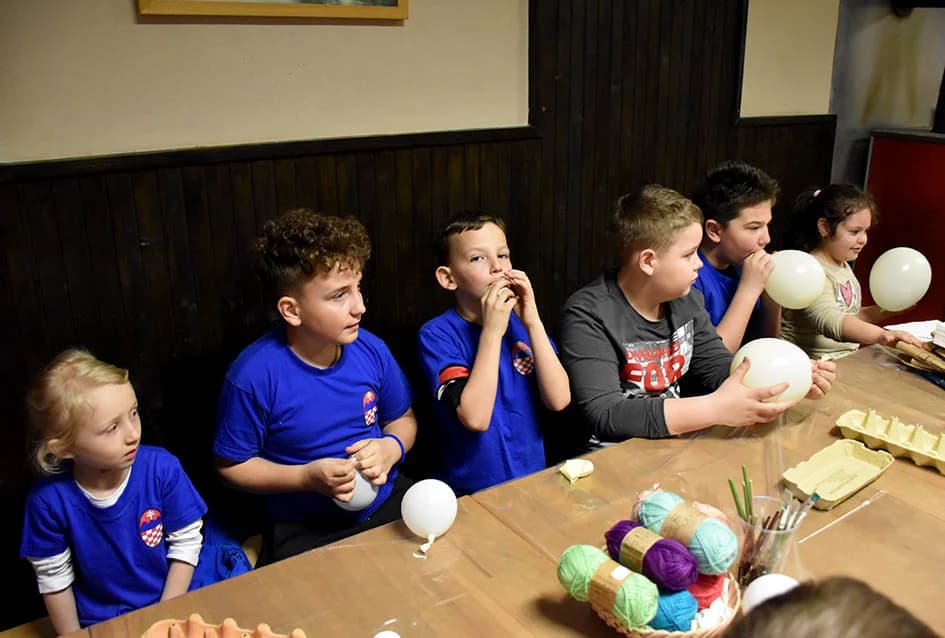 VEČER SLOVAČKIH OBIČAJA U RAJSAVCU: Muškarci izrađivali upotrebne predmete od prirodnih materijala, žene spravljale izvorna jela, a mališani uskrsne ukrase