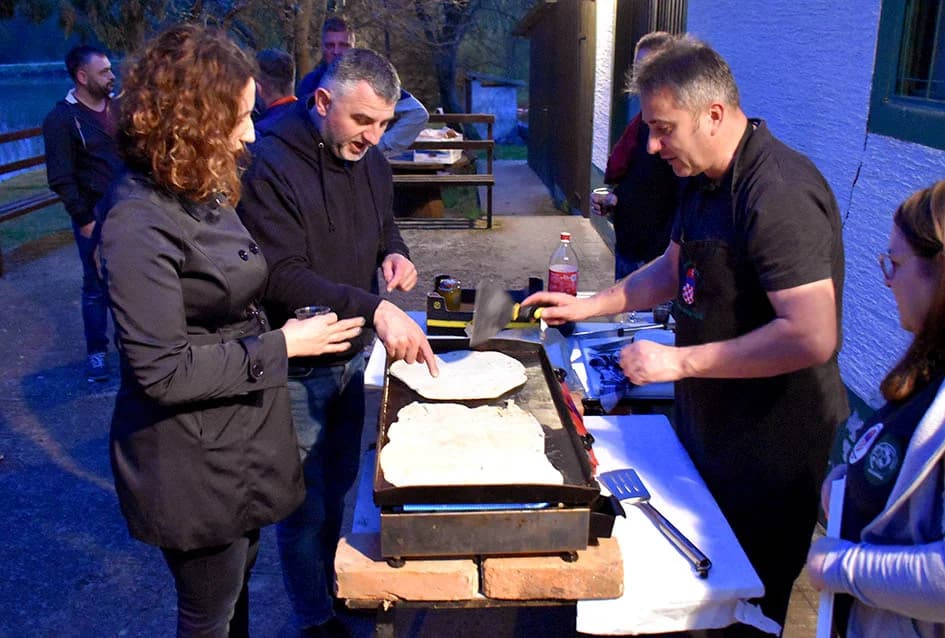 VEČER SLOVAČKIH OBIČAJA U RAJSAVCU: Muškarci izrađivali upotrebne predmete od prirodnih materijala, žene spravljale izvorna jela, a mališani uskrsne ukrase