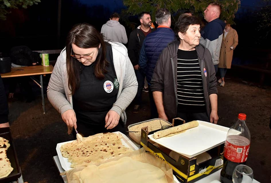 VEČER SLOVAČKIH OBIČAJA U RAJSAVCU: Muškarci izrađivali upotrebne predmete od prirodnih materijala, žene spravljale izvorna jela, a mališani uskrsne ukrase
