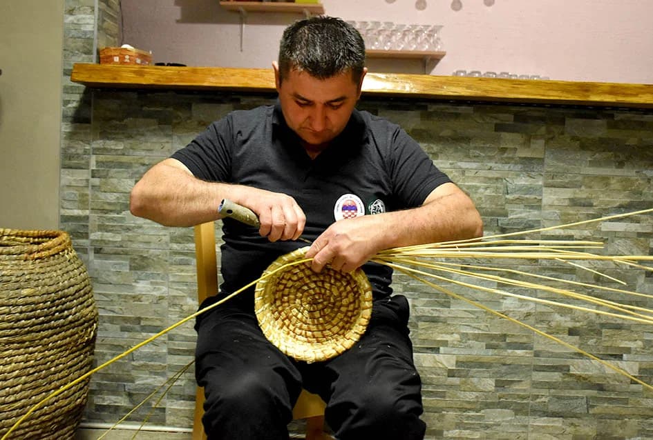 VEČER SLOVAČKIH OBIČAJA U RAJSAVCU: Muškarci izrađivali upotrebne predmete od prirodnih materijala, žene spravljale izvorna jela, a mališani uskrsne ukrase