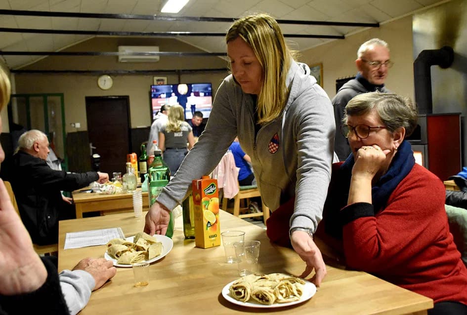 VEČER SLOVAČKIH OBIČAJA U RAJSAVCU: Muškarci izrađivali upotrebne predmete od prirodnih materijala, žene spravljale izvorna jela, a mališani uskrsne ukrase