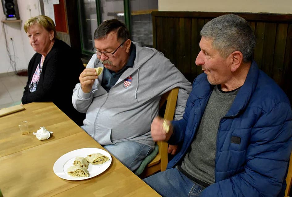 VEČER SLOVAČKIH OBIČAJA U RAJSAVCU: Muškarci izrađivali upotrebne predmete od prirodnih materijala, žene spravljale izvorna jela, a mališani uskrsne ukrase