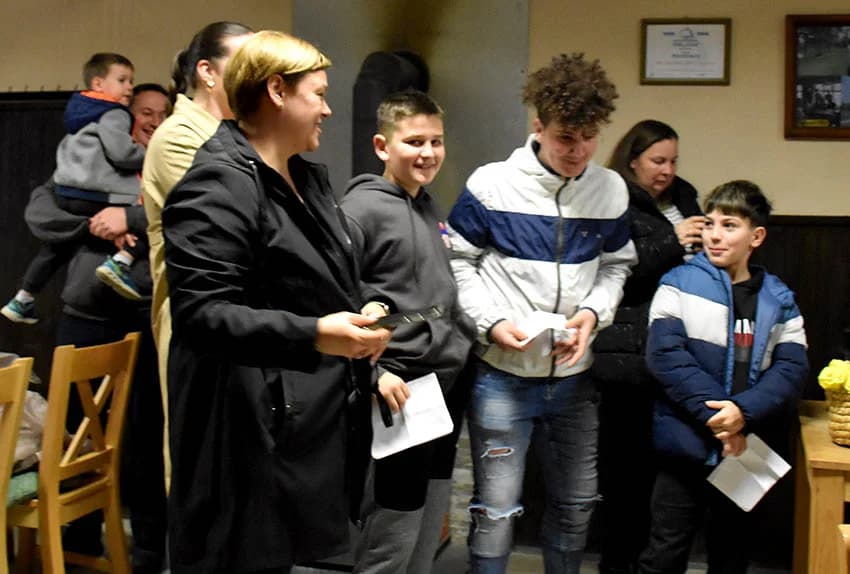 VEČER SLOVAČKIH OBIČAJA U RAJSAVCU: Muškarci izrađivali upotrebne predmete od prirodnih materijala, žene spravljale izvorna jela, a mališani uskrsne ukrase