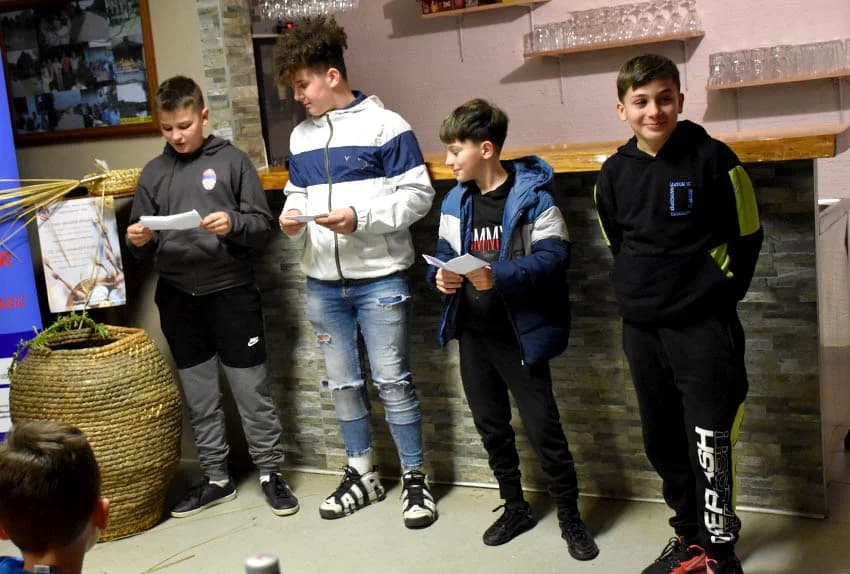 VEČER SLOVAČKIH OBIČAJA U RAJSAVCU: Muškarci izrađivali upotrebne predmete od prirodnih materijala, žene spravljale izvorna jela, a mališani uskrsne ukrase