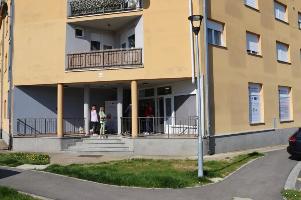 (FOTO) Dar za pravu stvar: Članovi Zajednice žena HDZ-a „Katarina Zrinski“ i mladeži požeško-slavonskog HDZ-a donirali prehrambene proizvode u Banku hrane
