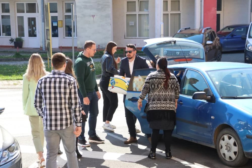 (FOTO) Dar za pravu stvar: Članovi Zajednice žena HDZ-a „Katarina Zrinski“ i mladeži požeško-slavonskog HDZ-a donirali prehrambene proizvode u Banku hrane