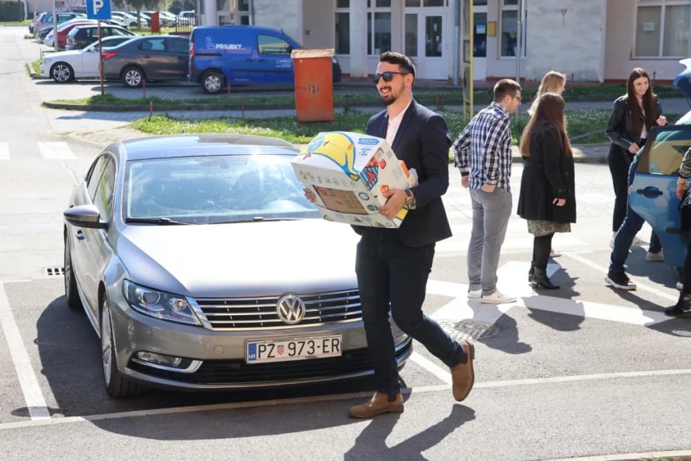 (FOTO) Dar za pravu stvar: Članovi Zajednice žena HDZ-a „Katarina Zrinski“ i mladeži požeško-slavonskog HDZ-a donirali prehrambene proizvode u Banku hrane
