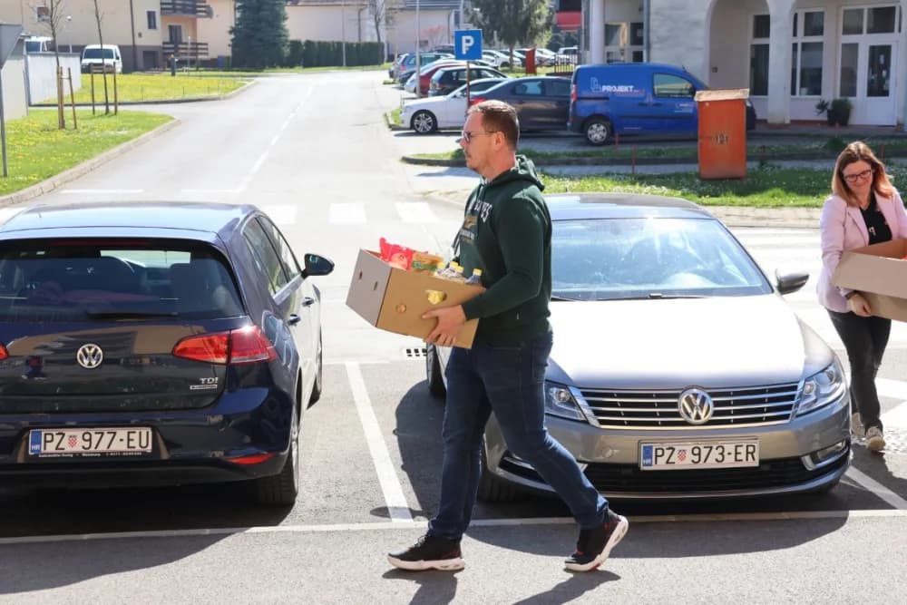 (FOTO) Dar za pravu stvar: Članovi Zajednice žena HDZ-a „Katarina Zrinski“ i mladeži požeško-slavonskog HDZ-a donirali prehrambene proizvode u Banku hrane