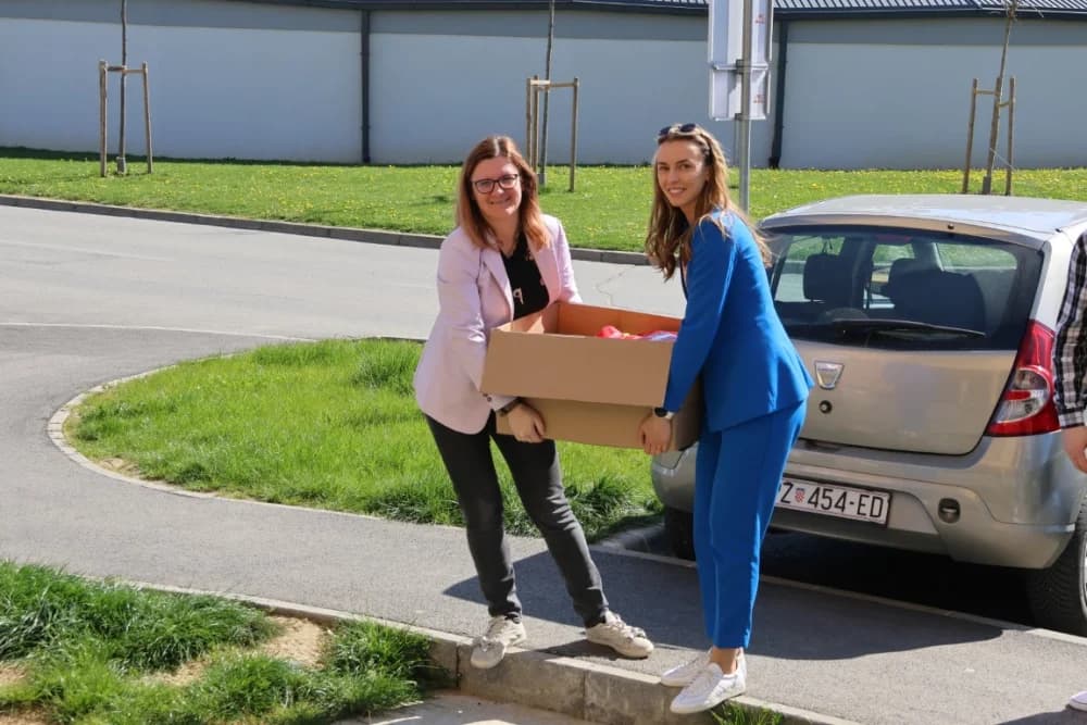 (FOTO) Dar za pravu stvar: Članovi Zajednice žena HDZ-a „Katarina Zrinski“ i mladeži požeško-slavonskog HDZ-a donirali prehrambene proizvode u Banku hrane