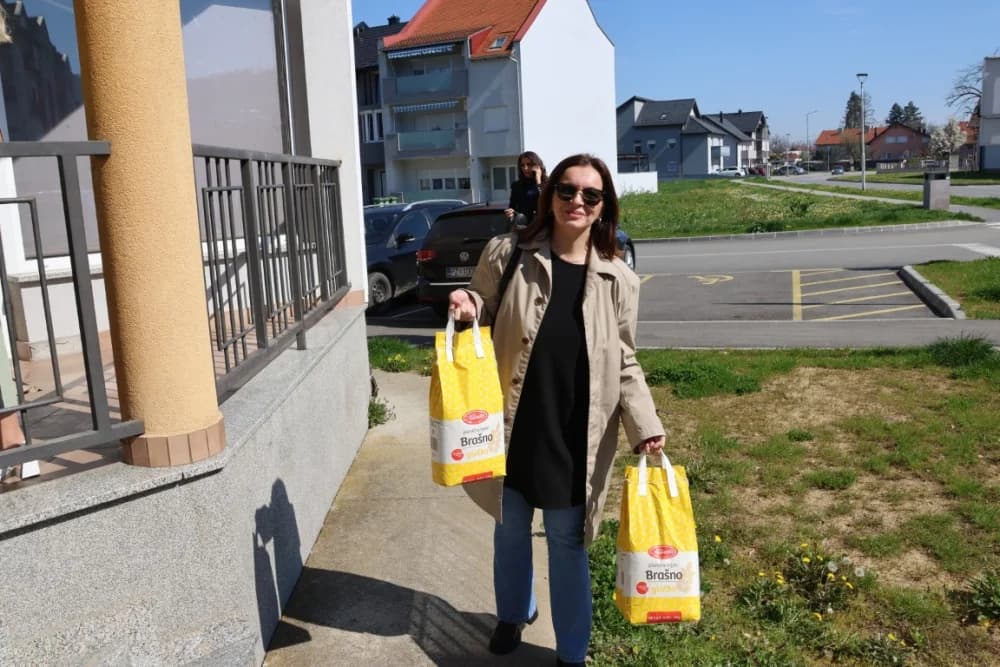 (FOTO) Dar za pravu stvar: Članovi Zajednice žena HDZ-a „Katarina Zrinski“ i mladeži požeško-slavonskog HDZ-a donirali prehrambene proizvode u Banku hrane