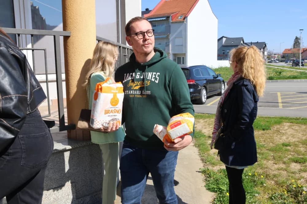 (FOTO) Dar za pravu stvar: Članovi Zajednice žena HDZ-a „Katarina Zrinski“ i mladeži požeško-slavonskog HDZ-a donirali prehrambene proizvode u Banku hrane