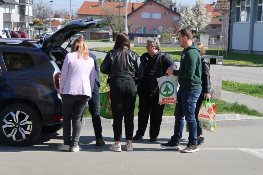(FOTO) Dar za pravu stvar: Članovi Zajednice žena HDZ-a „Katarina Zrinski“ i mladeži požeško-slavonskog HDZ-a donirali prehrambene proizvode u Banku hrane