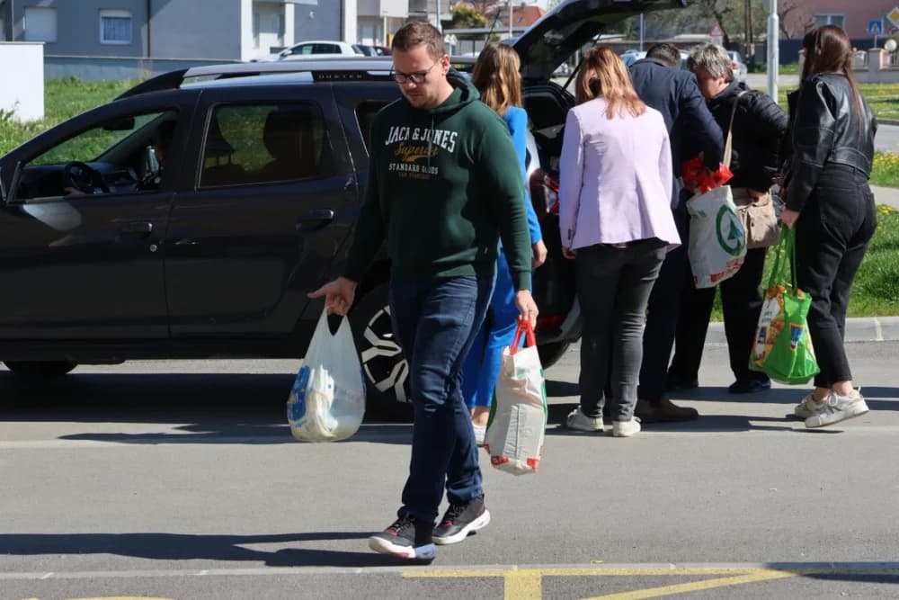 (FOTO) Dar za pravu stvar: Članovi Zajednice žena HDZ-a „Katarina Zrinski“ i mladeži požeško-slavonskog HDZ-a donirali prehrambene proizvode u Banku hrane