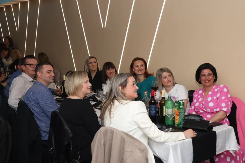 (FOTO) Generacija maturanata 1999. godine Ekonomske i Tehničke škole obilježila 25. godišnjicu
