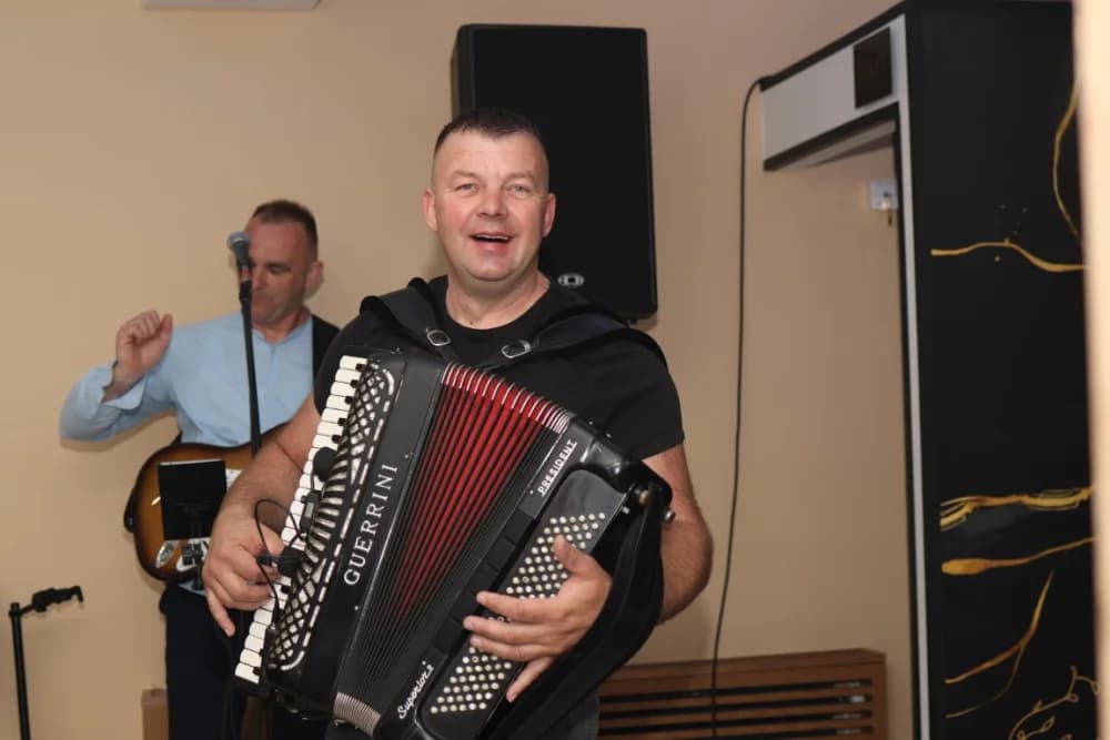 (FOTO) Generacija maturanata 1999. godine Ekonomske i Tehničke škole obilježila 25. godišnjicu