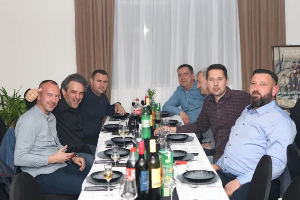 (FOTO) Generacija maturanata 1999. godine Ekonomske i Tehničke škole obilježila 25. godišnjicu