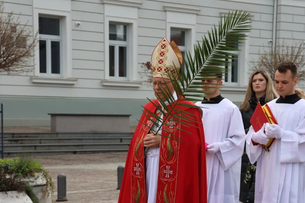 (FOTO-VIDEO) CVJETNICA: Svečana procesija od požeške crkve sv. Lovre do katedrale i svečano euharistijsko slavlje