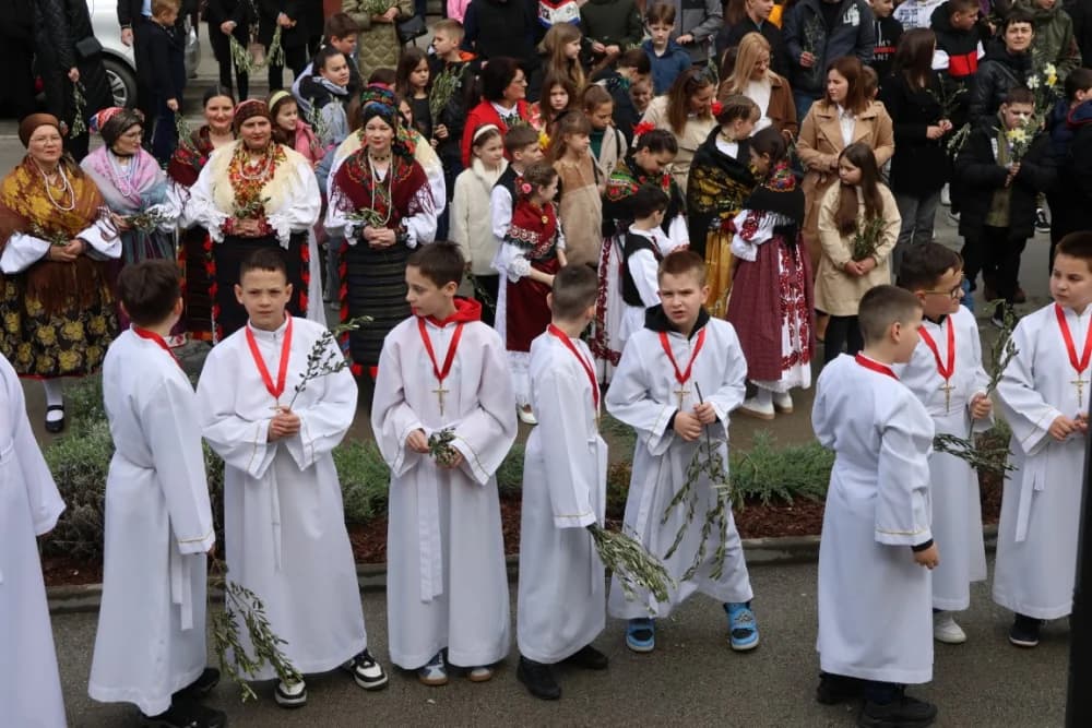 (FOTO-VIDEO) CVJETNICA: Svečana procesija od požeške crkve sv. Lovre do katedrale i svečano euharistijsko slavlje