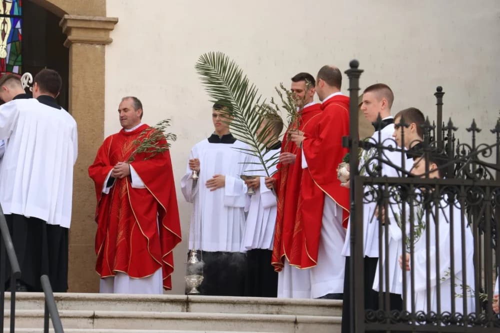 (FOTO-VIDEO) CVJETNICA: Svečana procesija od požeške crkve sv. Lovre do katedrale i svečano euharistijsko slavlje