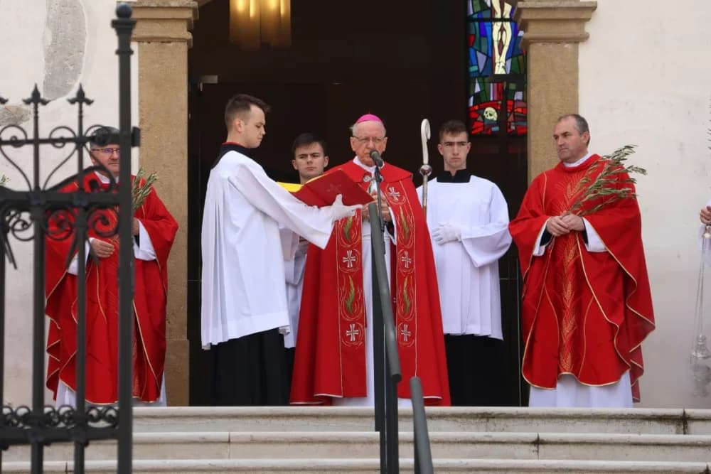 (FOTO-VIDEO) CVJETNICA: Svečana procesija od požeške crkve sv. Lovre do katedrale i svečano euharistijsko slavlje
