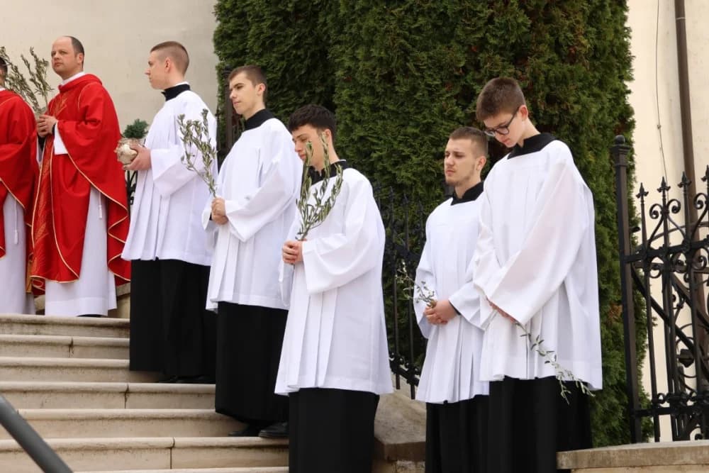 (FOTO-VIDEO) CVJETNICA: Svečana procesija od požeške crkve sv. Lovre do katedrale i svečano euharistijsko slavlje
