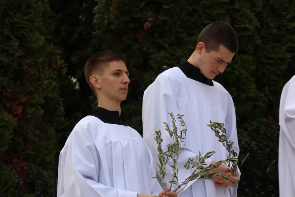 (FOTO-VIDEO) CVJETNICA: Svečana procesija od požeške crkve sv. Lovre do katedrale i svečano euharistijsko slavlje