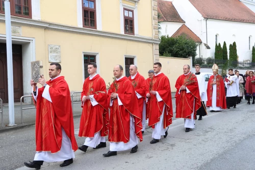 (FOTO-VIDEO) CVJETNICA: Svečana procesija od požeške crkve sv. Lovre do katedrale i svečano euharistijsko slavlje