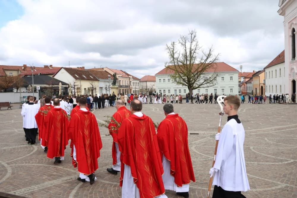 (FOTO-VIDEO) CVJETNICA: Svečana procesija od požeške crkve sv. Lovre do katedrale i svečano euharistijsko slavlje