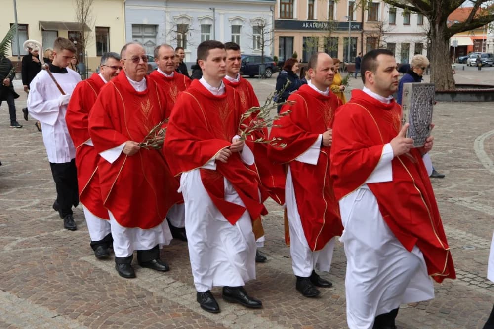 (FOTO-VIDEO) CVJETNICA: Svečana procesija od požeške crkve sv. Lovre do katedrale i svečano euharistijsko slavlje