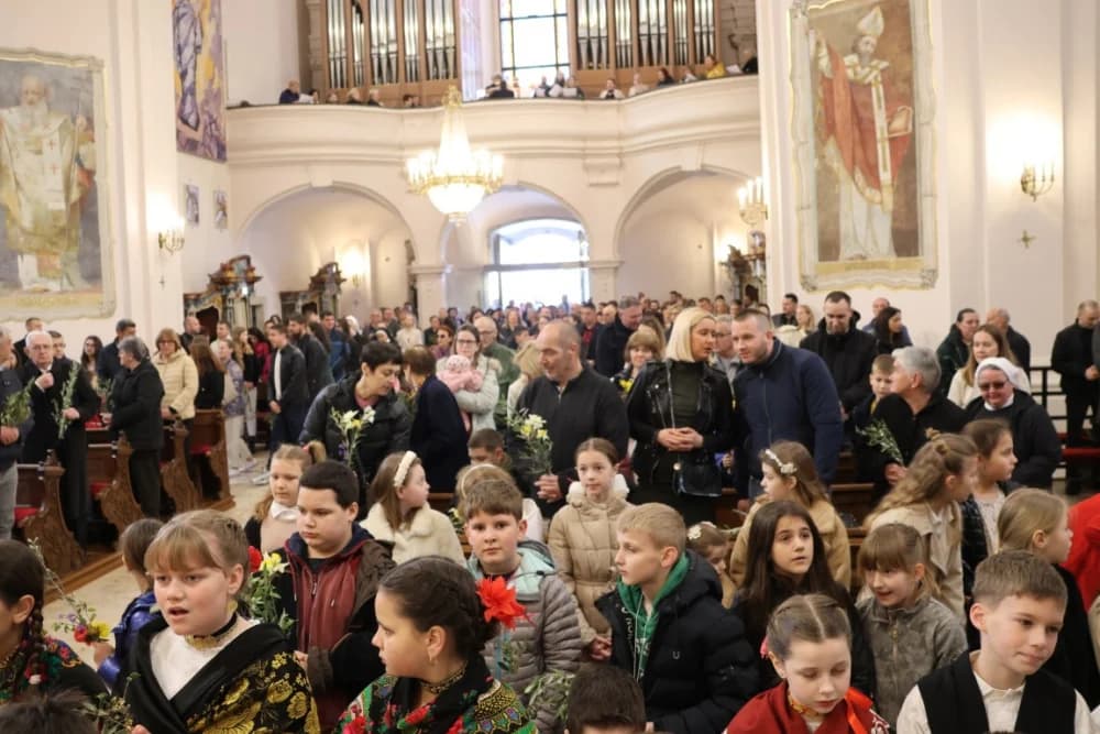 (FOTO-VIDEO) CVJETNICA: Svečana procesija od požeške crkve sv. Lovre do katedrale i svečano euharistijsko slavlje