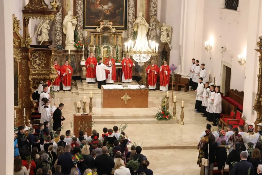 (FOTO-VIDEO) CVJETNICA: Svečana procesija od požeške crkve sv. Lovre do katedrale i svečano euharistijsko slavlje