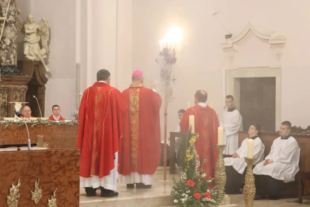 (FOTO-VIDEO) CVJETNICA: Svečana procesija od požeške crkve sv. Lovre do katedrale i svečano euharistijsko slavlje