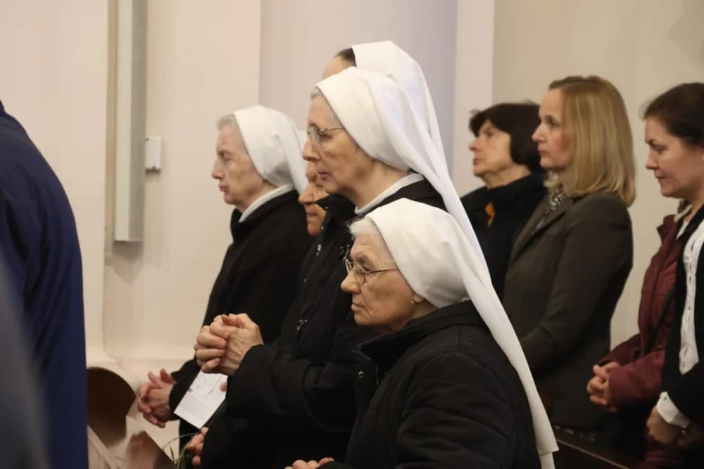 (FOTO-VIDEO) CVJETNICA: Svečana procesija od požeške crkve sv. Lovre do katedrale i svečano euharistijsko slavlje