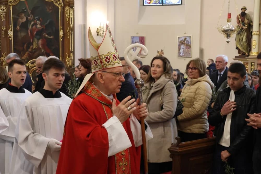 (FOTO-VIDEO) CVJETNICA: Svečana procesija od požeške crkve sv. Lovre do katedrale i svečano euharistijsko slavlje