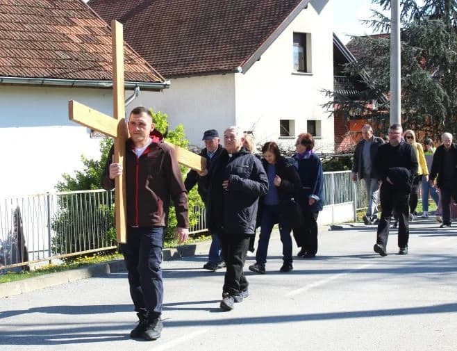 TRADICIONALNI PLETERNIČKI KRIŽNI PUT: Velik broj vjernika u hodu od župne crkve do kapelice sv. Petra