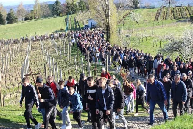 TRADICIONALNI PLETERNIČKI KRIŽNI PUT: Velik broj vjernika u hodu od župne crkve do kapelice sv. Petra