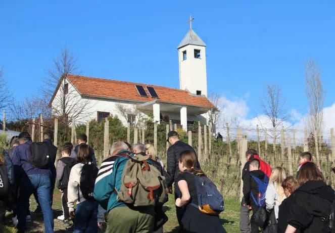 TRADICIONALNI PLETERNIČKI KRIŽNI PUT: Velik broj vjernika u hodu od župne crkve do kapelice sv. Petra