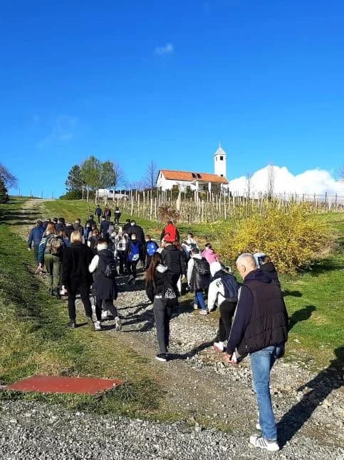 TRADICIONALNI PLETERNIČKI KRIŽNI PUT: Velik broj vjernika u hodu od župne crkve do kapelice sv. Petra