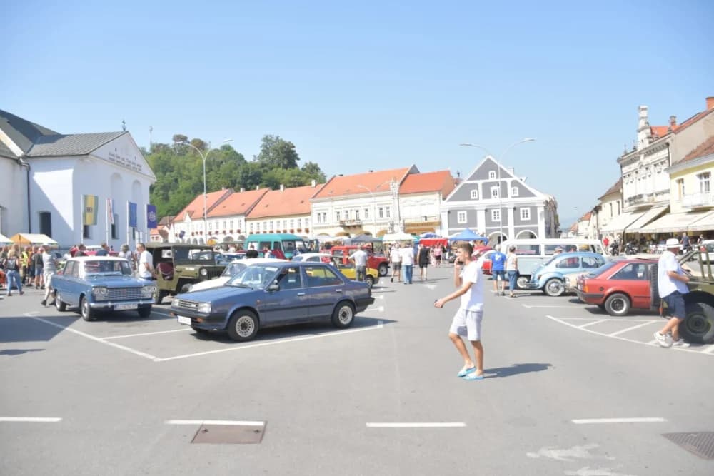 Karavana oldtimer vozila boravila u Požegi /FOTO/