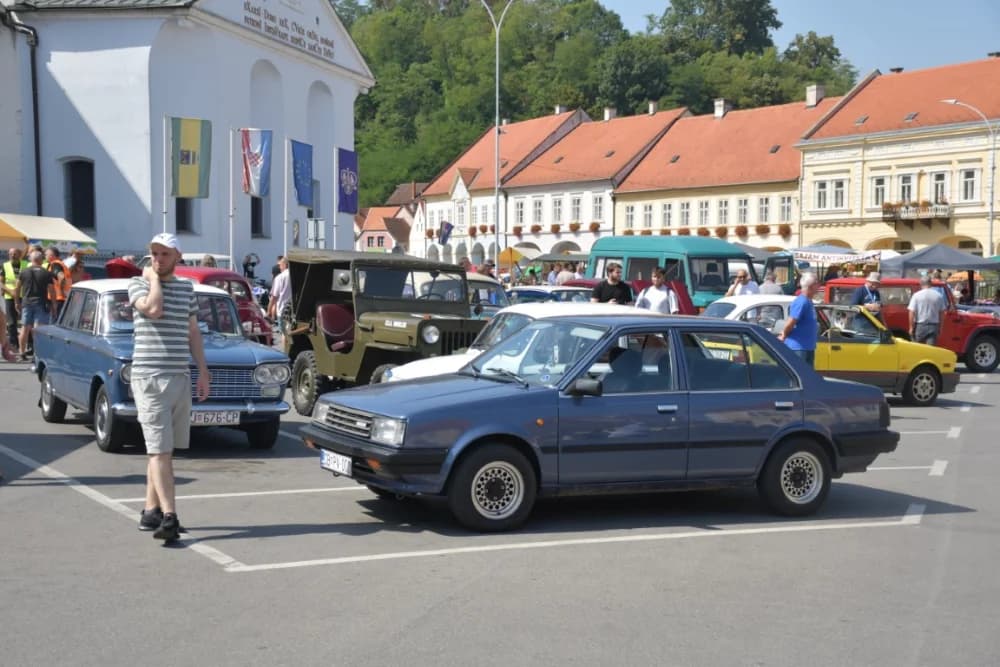 Karavana oldtimer vozila boravila u Požegi /FOTO/