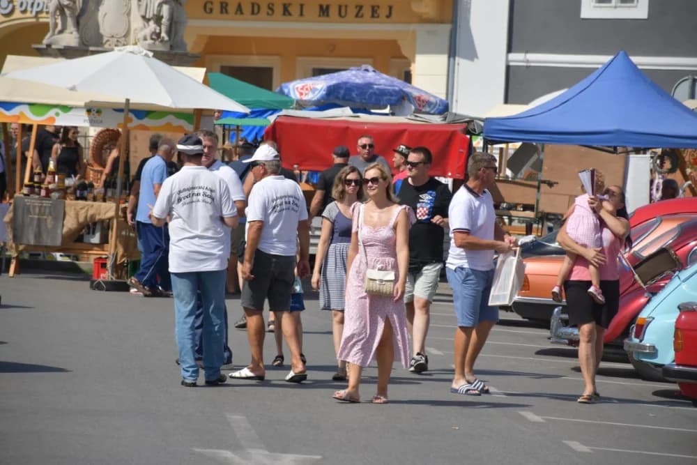 Karavana oldtimer vozila boravila u Požegi /FOTO/