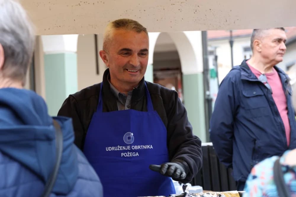 (FOTOFALERIJA) Podjela posnih obroka građanima uz Uskršnji sajam u požeškoj