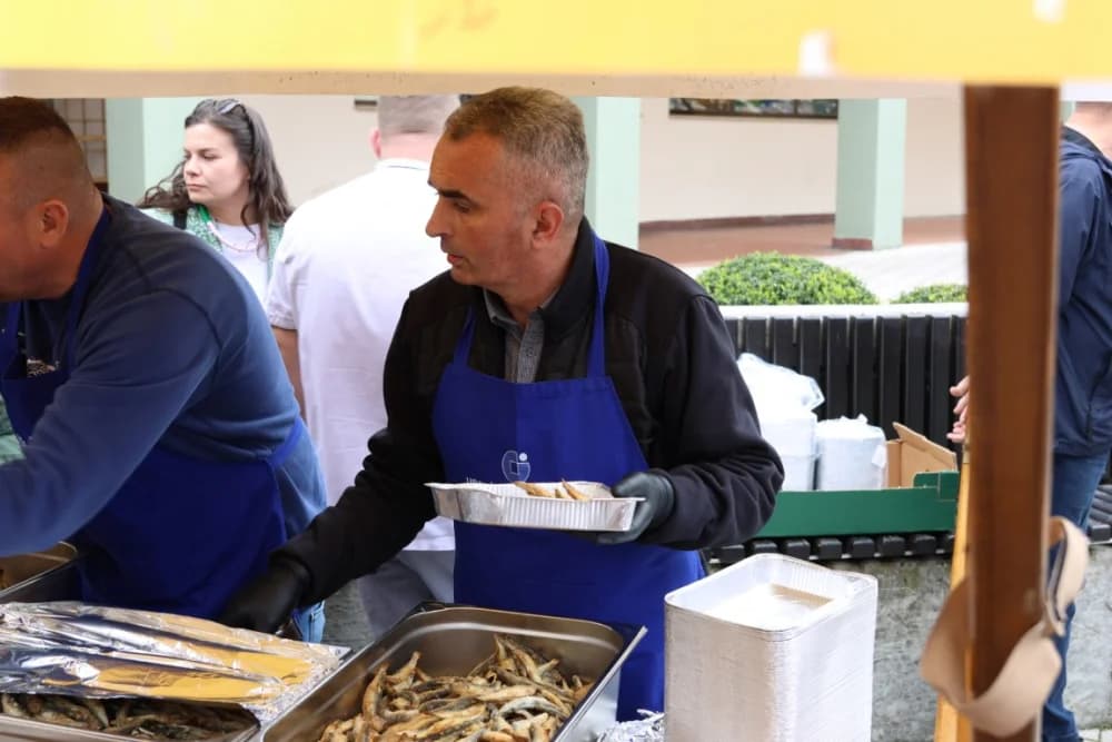 (FOTOFALERIJA) Podjela posnih obroka građanima uz Uskršnji sajam u požeškoj