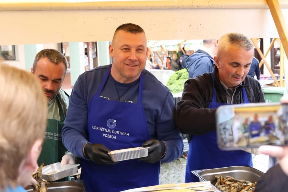 (FOTOFALERIJA) Podjela posnih obroka građanima uz Uskršnji sajam u požeškoj