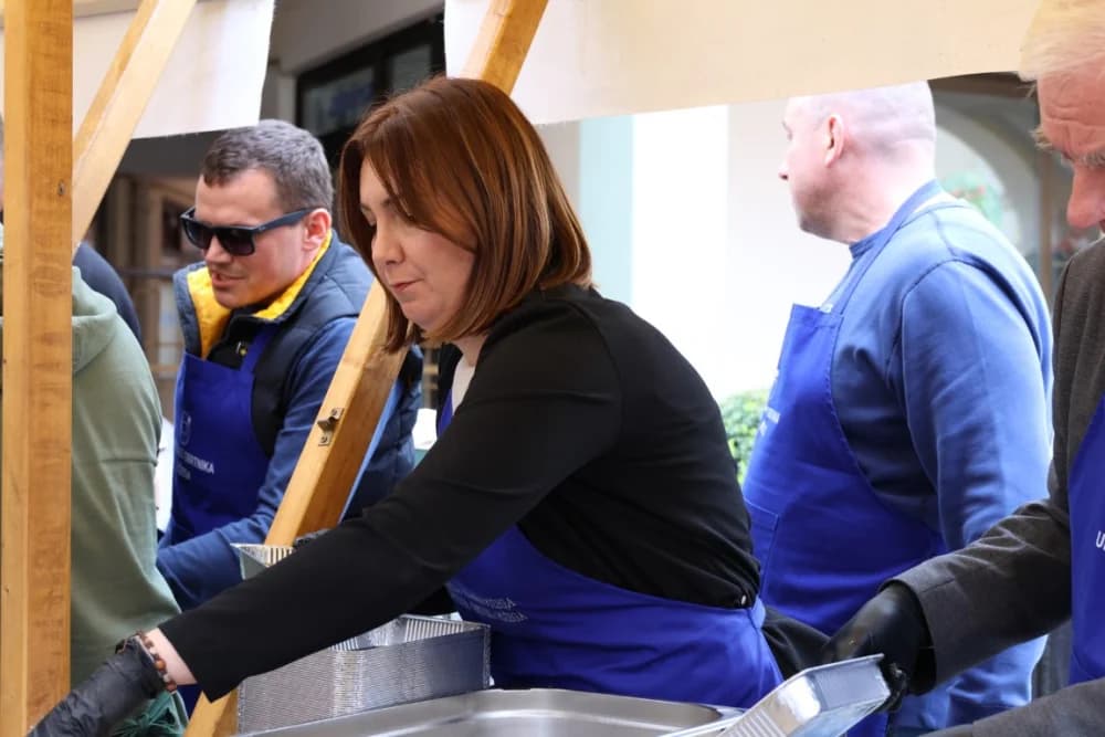 (FOTOFALERIJA) Podjela posnih obroka građanima uz Uskršnji sajam u požeškoj