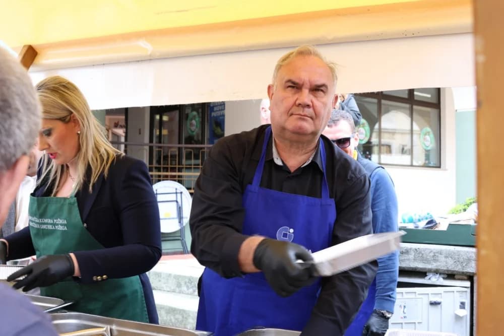 (FOTOFALERIJA) Podjela posnih obroka građanima uz Uskršnji sajam u požeškoj