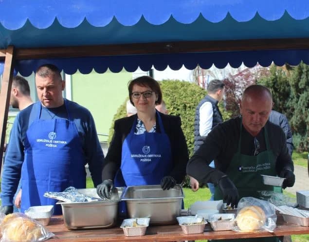 VELIKI PETAK U PLETERNICI: Ispred Gradske kuće podijeljeni tradicionalni posni obroci